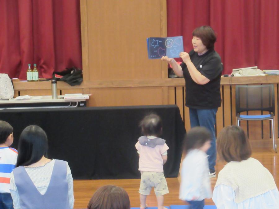 はなびどーんの絵本を読み聞かせる様子
