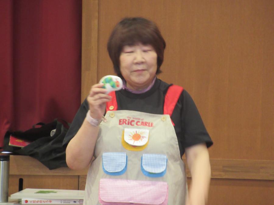 はらぺこあおむしのエプロンシアターをしている様子