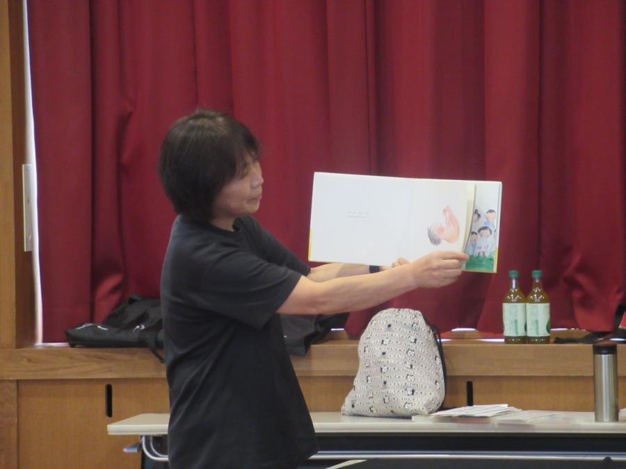 おとなむけのえほんをの読み聞かせの様子