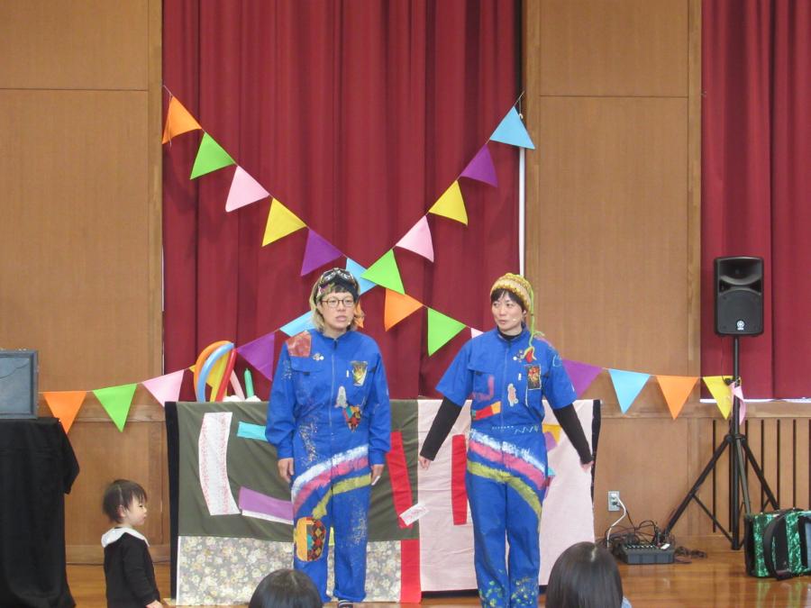 出演者のにじいろ工場のチョコちゃんとながっぱさんの登場の様子