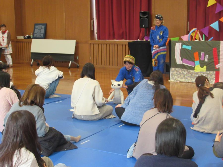 客席に入って猫を動かす様子