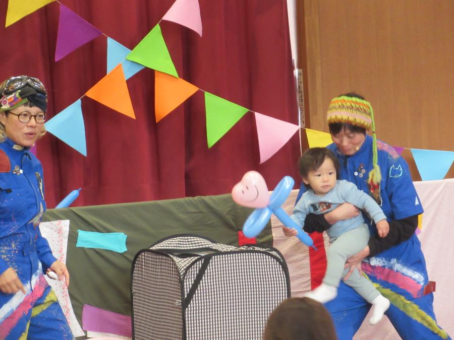 子どもが一人参加して魔法のステッキで魔法をかけるところ