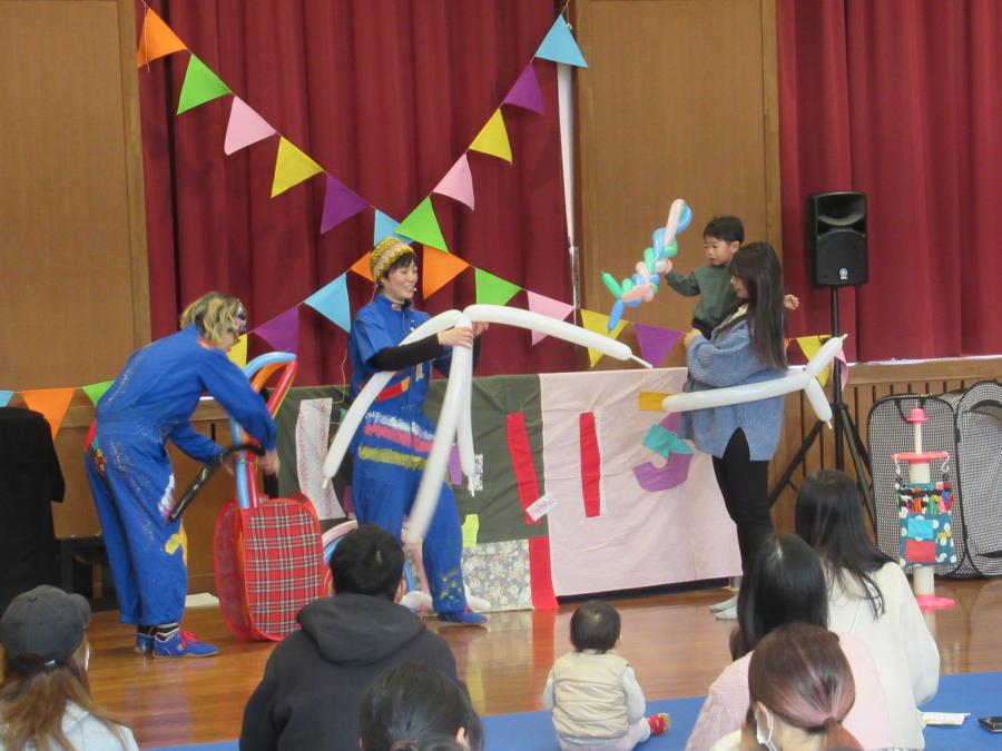 お手伝いの親子が風船を作ってもらっているところ