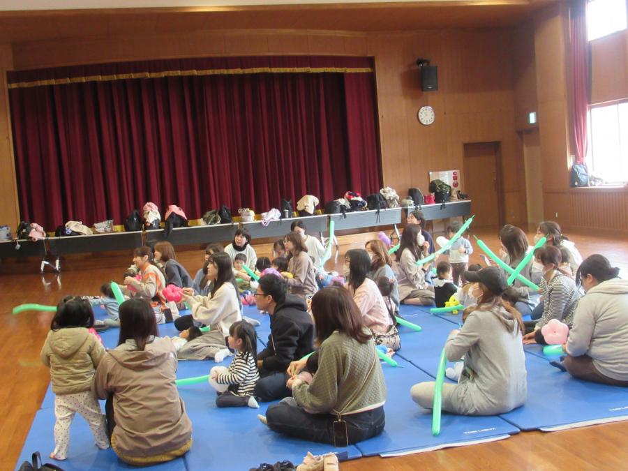 花を風船で作っている様子