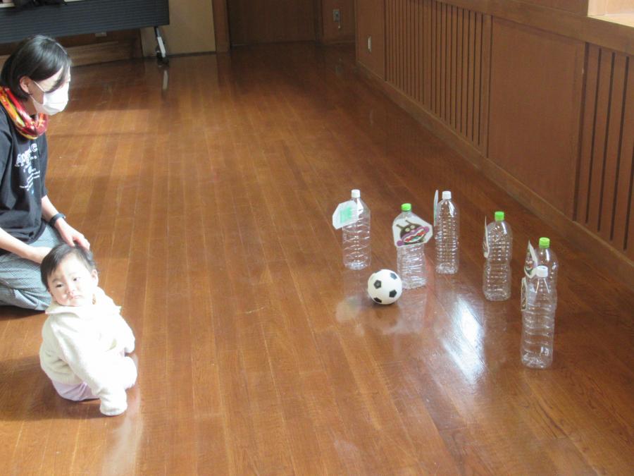 ペットボトルボーリングをしている親子の様子