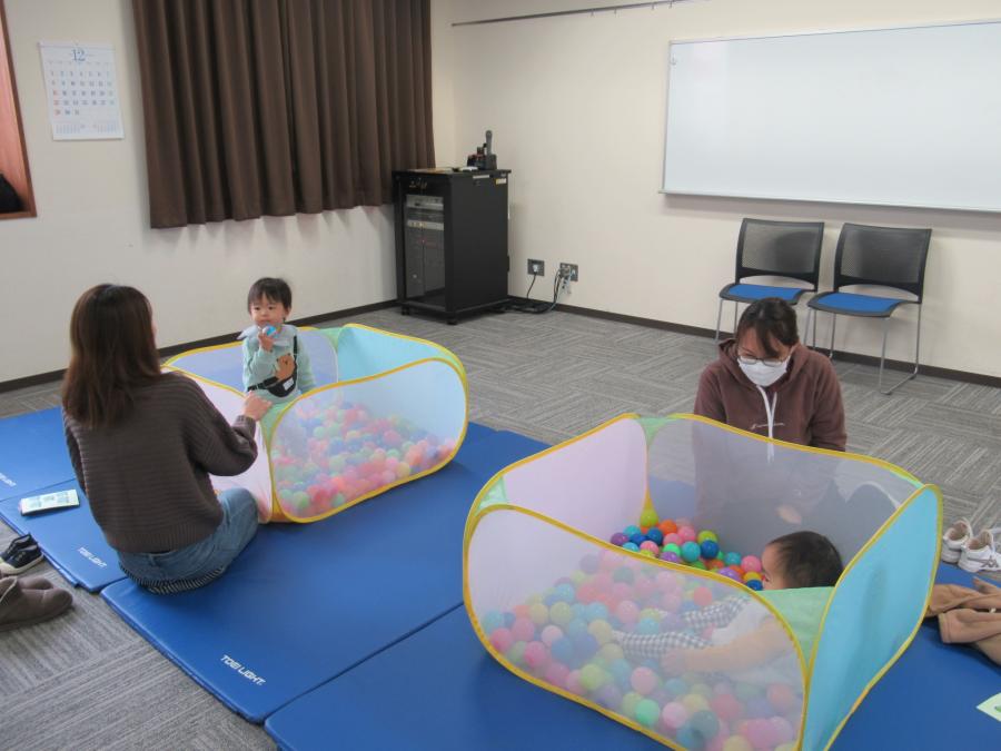 一組ずつボールプールに入って遊ぶ様子