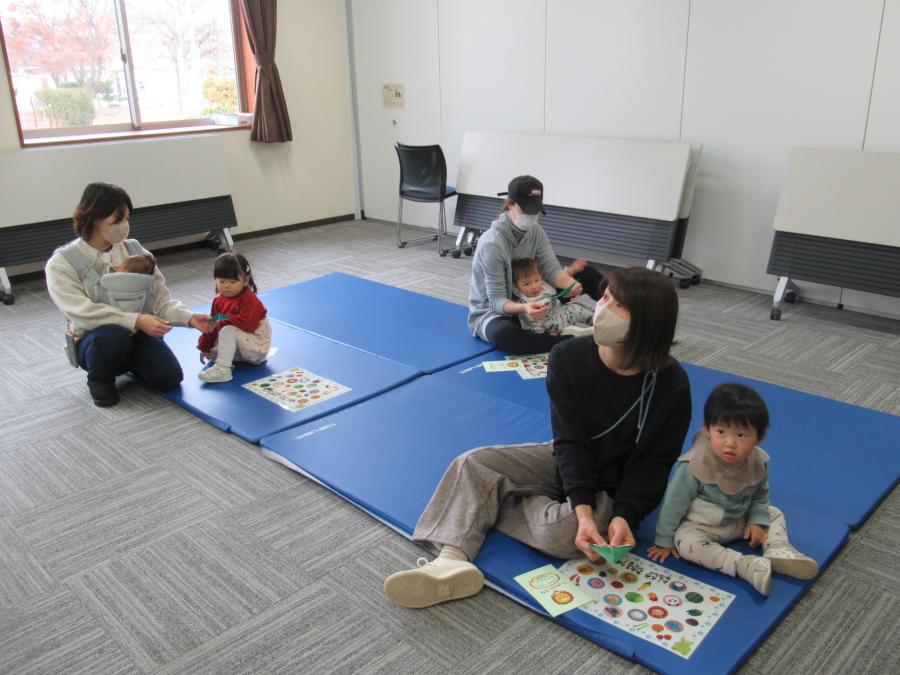 折り紙をお母さん達が折ってツリーを作っている様子