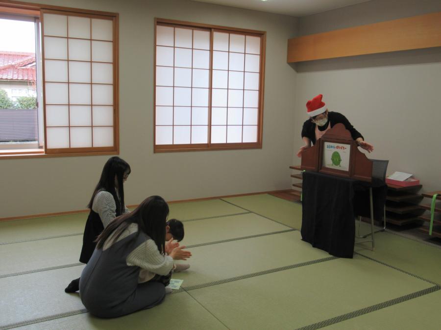 紙芝居えを講師から読んでもらっている様子