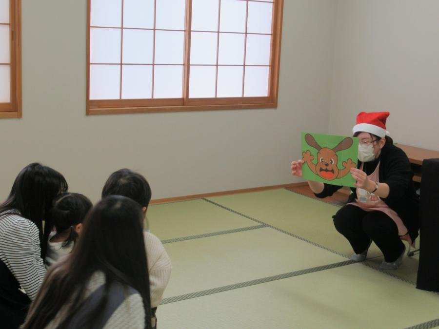 カードのいないいないばあをやっている様子