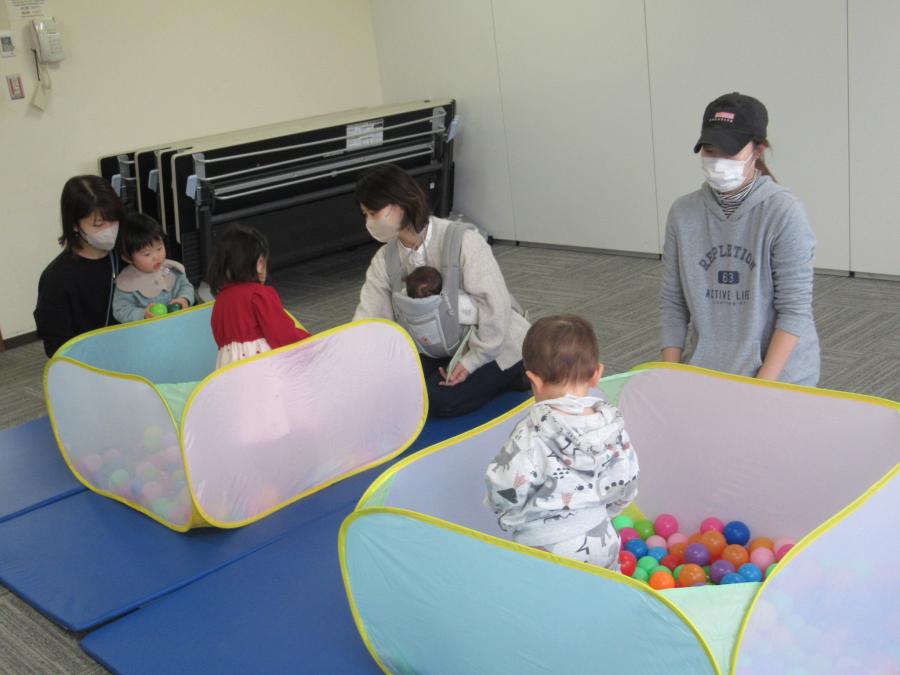 ボールプールの中に入って子どもが遊んでいるところ