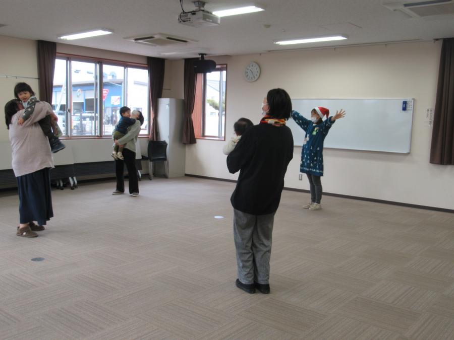 親子で体操や触れ合い遊びをしている様子