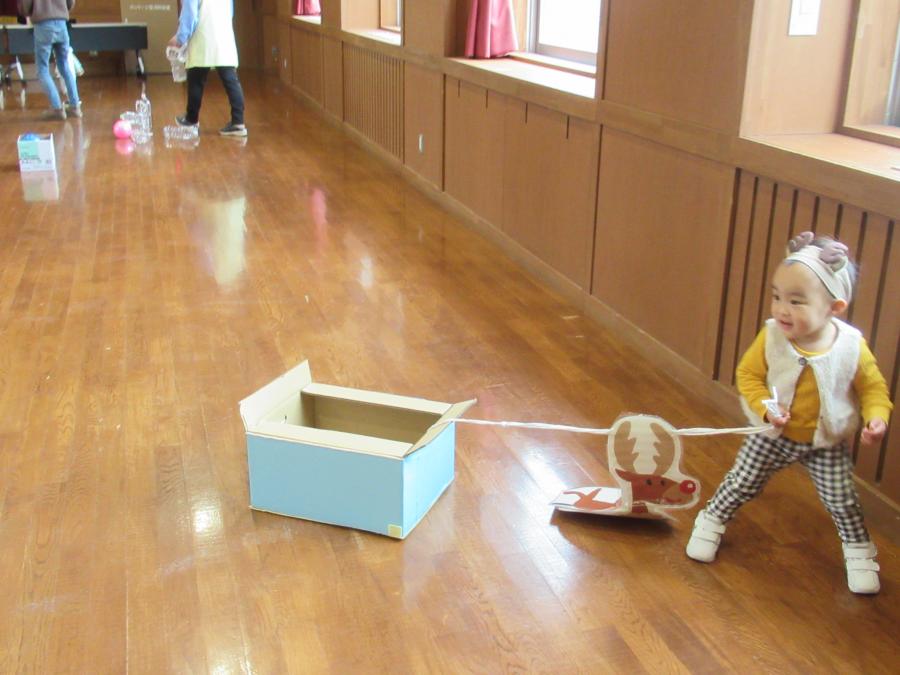 一人の子どもがソリを引っ張る様子