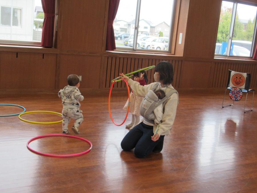 親子でフラフープで遊ぶ様子