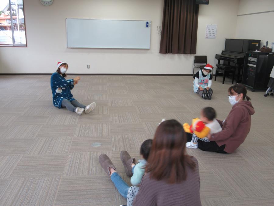 バスに乗っての触れ合い遊びをしている様子