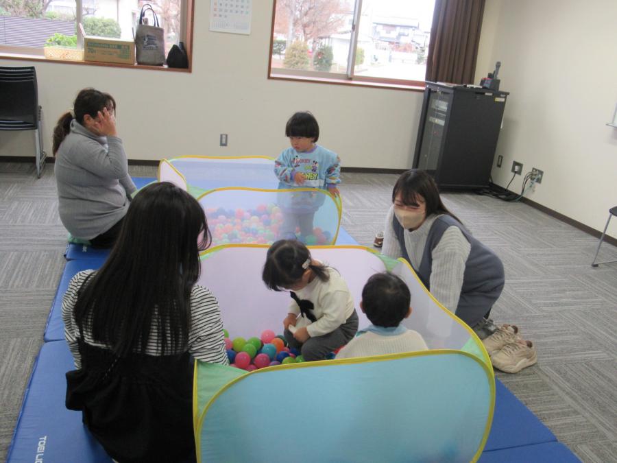 ボールプールで遊ぶ様子