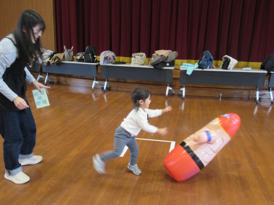 パンチボールで遊ぶ様子