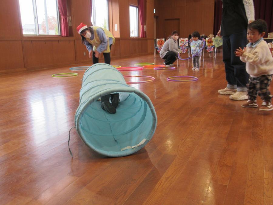 トンネルで遊ぶ様子
