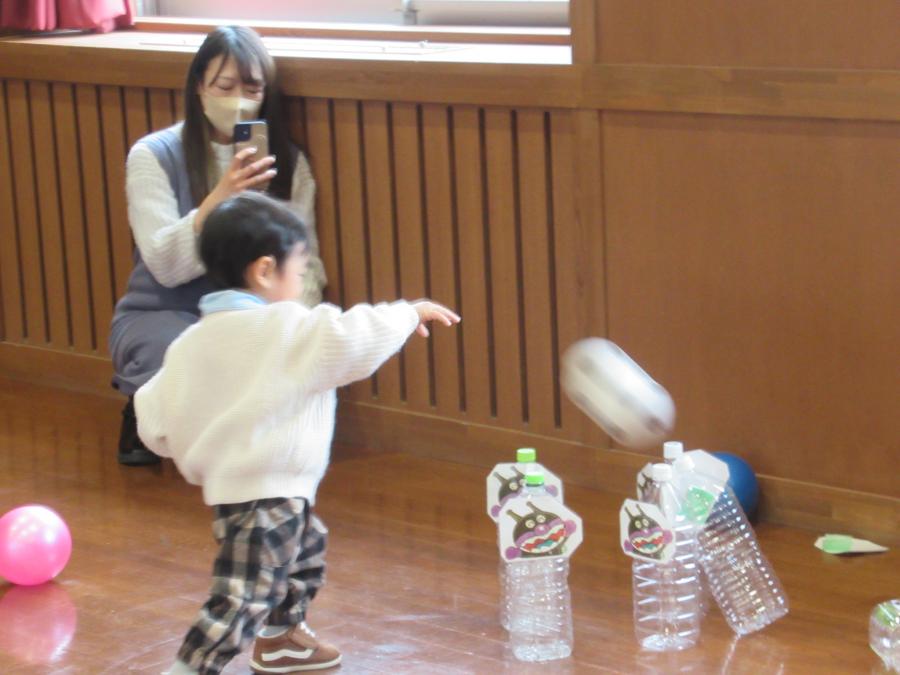 ペットボトルボーリングをしている様子