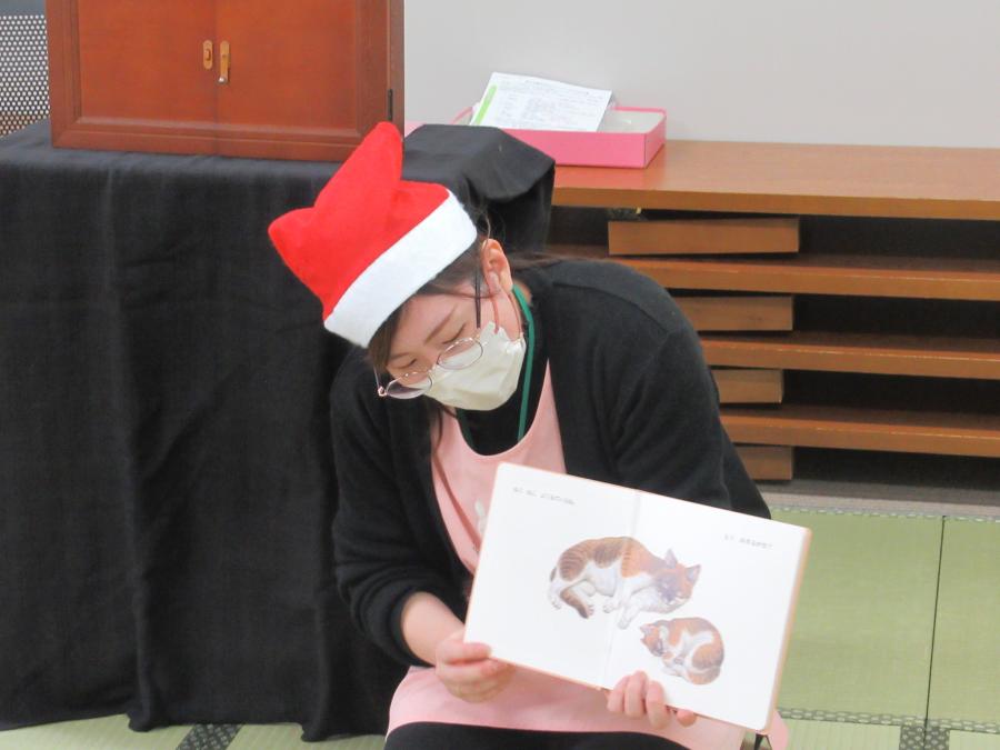 講師が絵本を読み聞かせしているところ