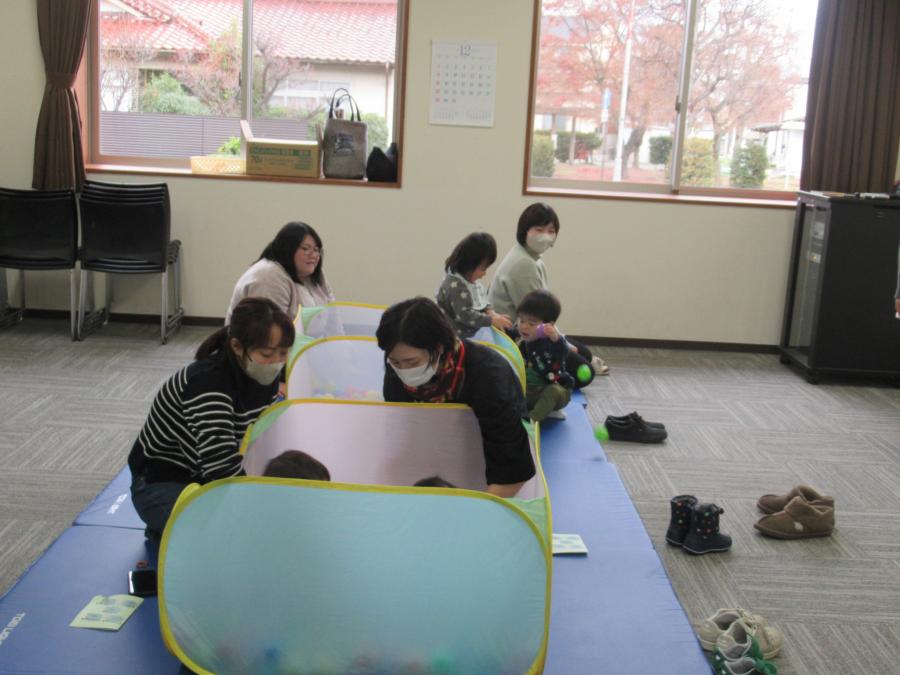 ボールプールの中で子ども達が遊んでいるところ