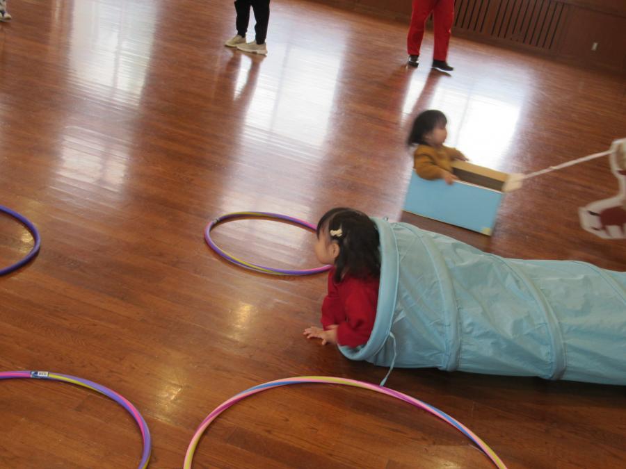 トンネルから顔を出す女の子の写真