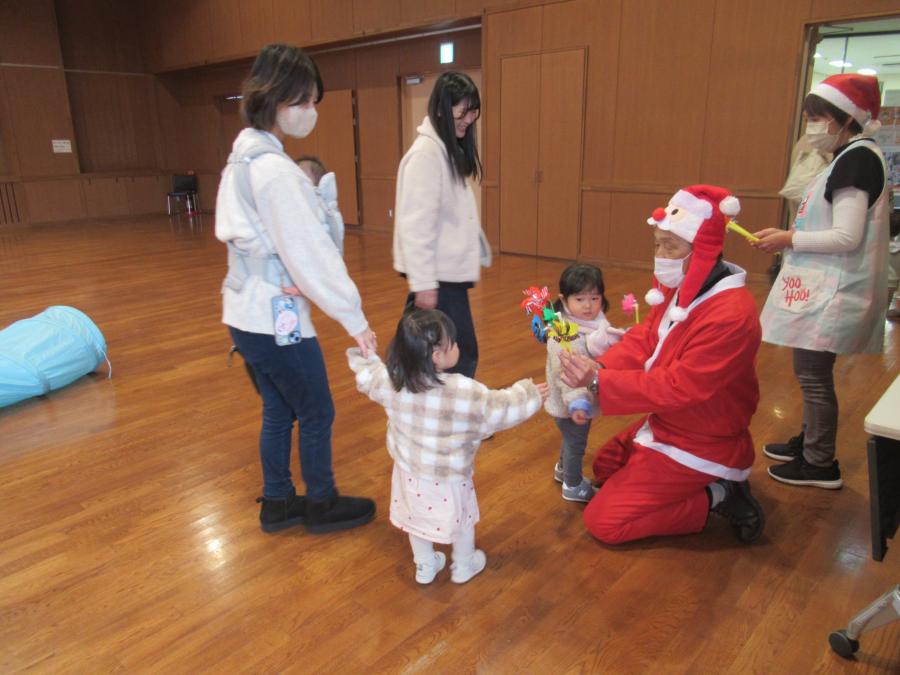 サンタクロース館長からお土産の風車を受け取る様子