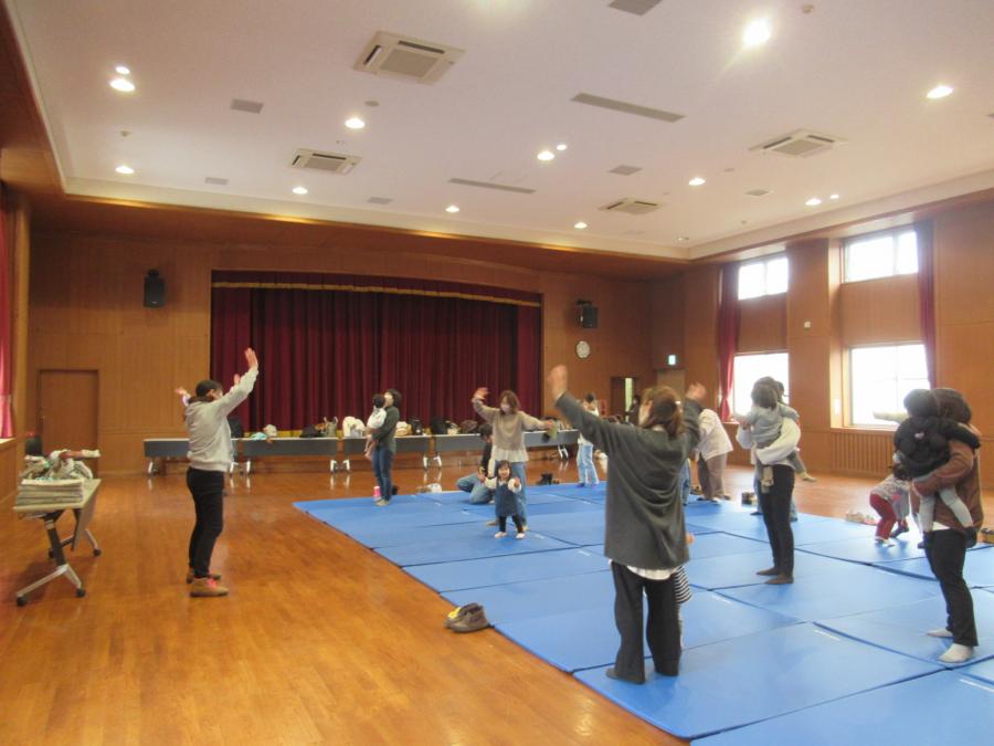 体操を講師の先生が教えている様子