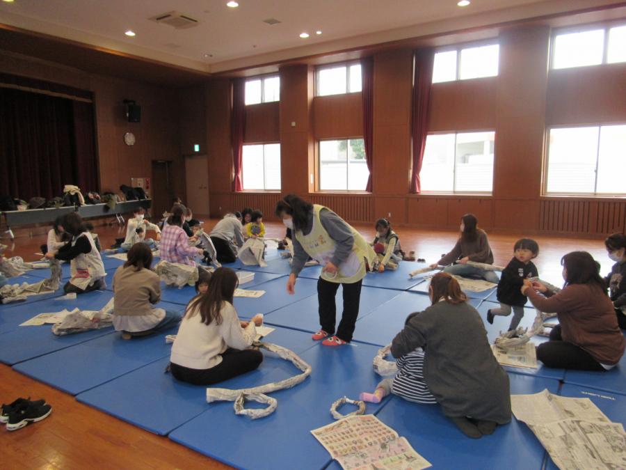 新聞紙でいろいろ作っている様子