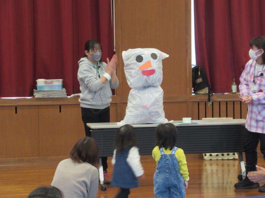 目や鼻口が付いて、雪だるまになっている袋の写真