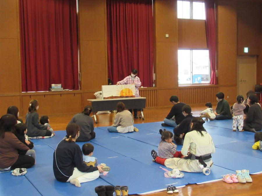 大型絵本を見ている会場の様子