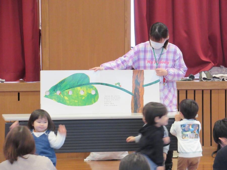 大型絵本を見ている子どもの様子