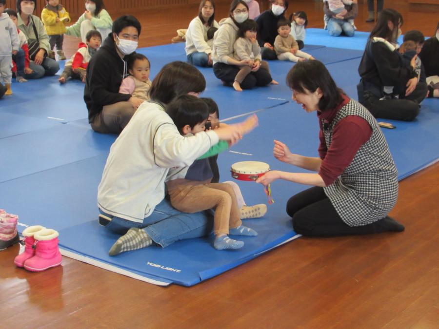 タンバリンを叩いて名前を呼んでいる様子