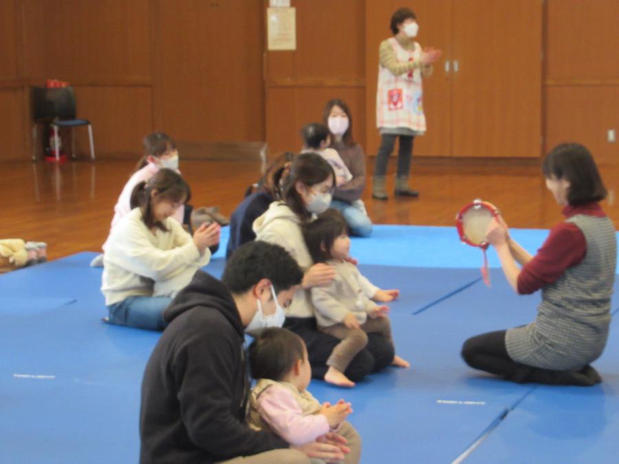 名前を呼ばれて返事をしているところ