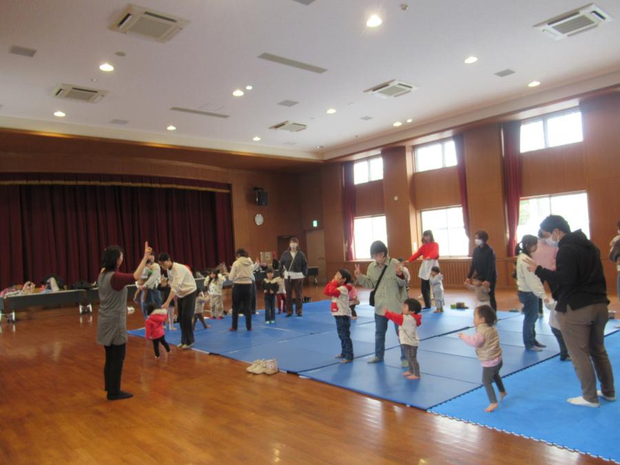 親子で音に合わせて動いている様子