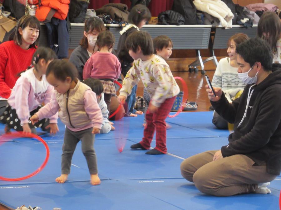 フープを回して遊ぶ様子