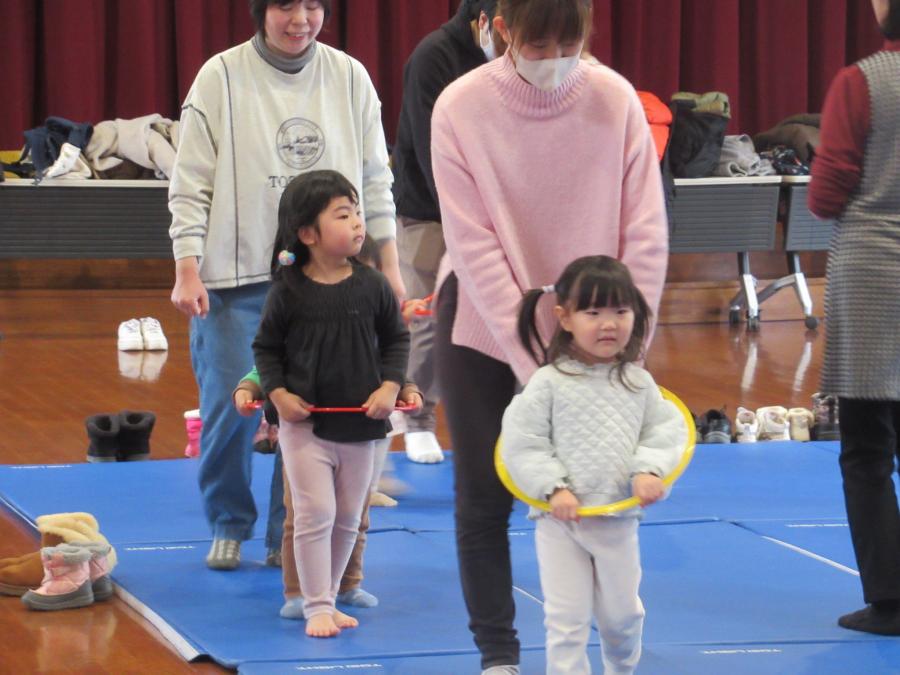 フープに入り遊ぶ様子
