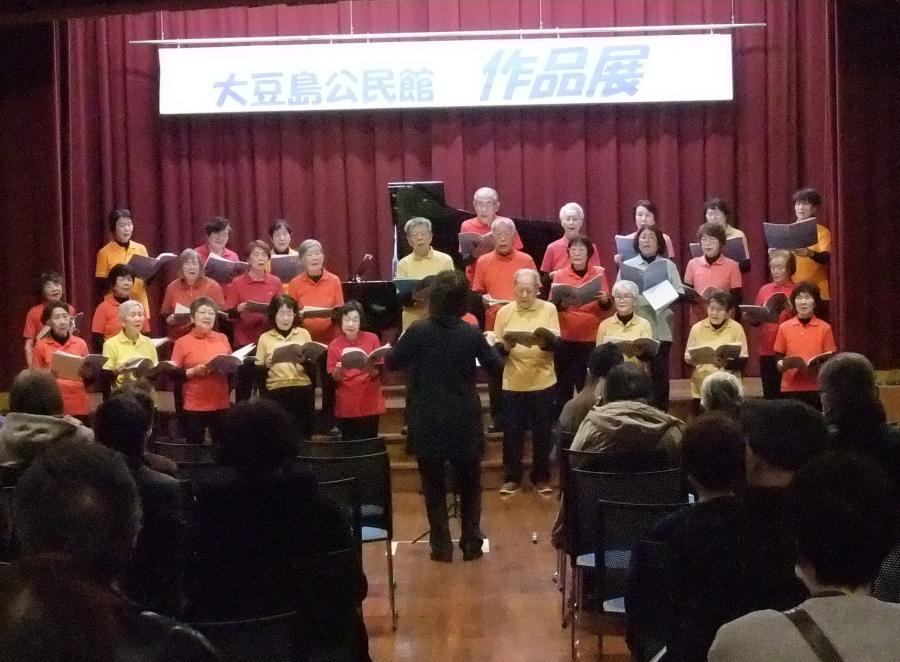 混声合唱で歌っている様子