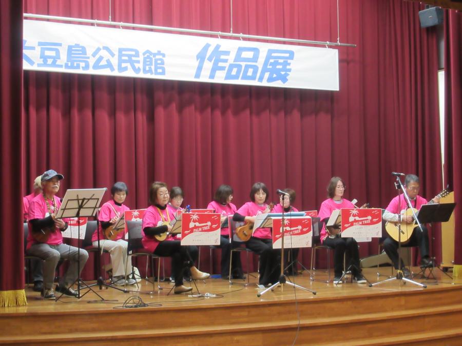 ウクレレを弾きながら歌っているところ