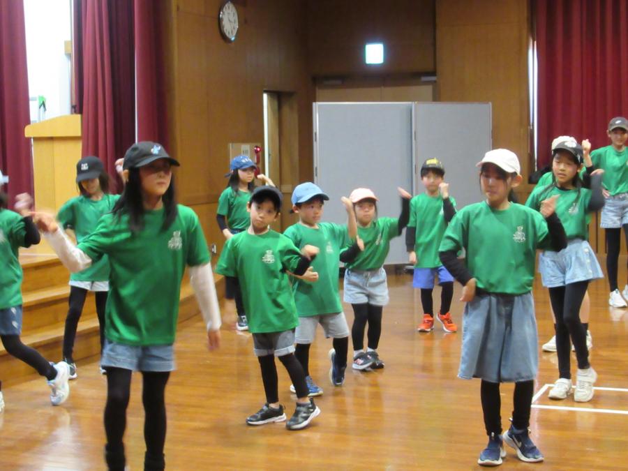 小学生のダンスの様子