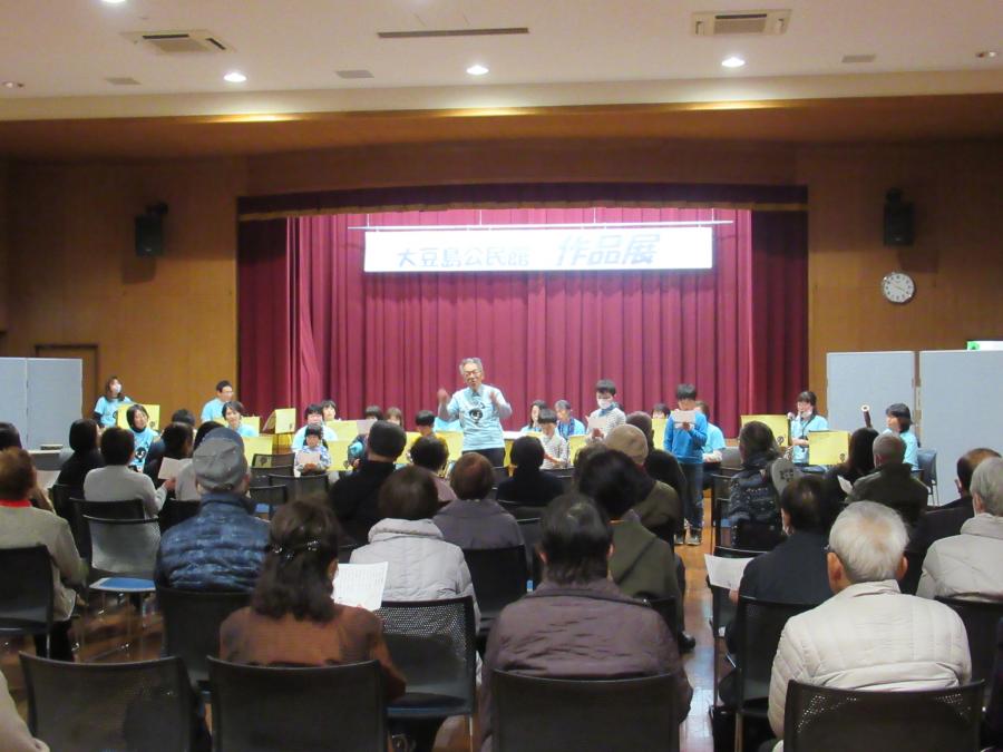 会場の皆さんで歌っているところ