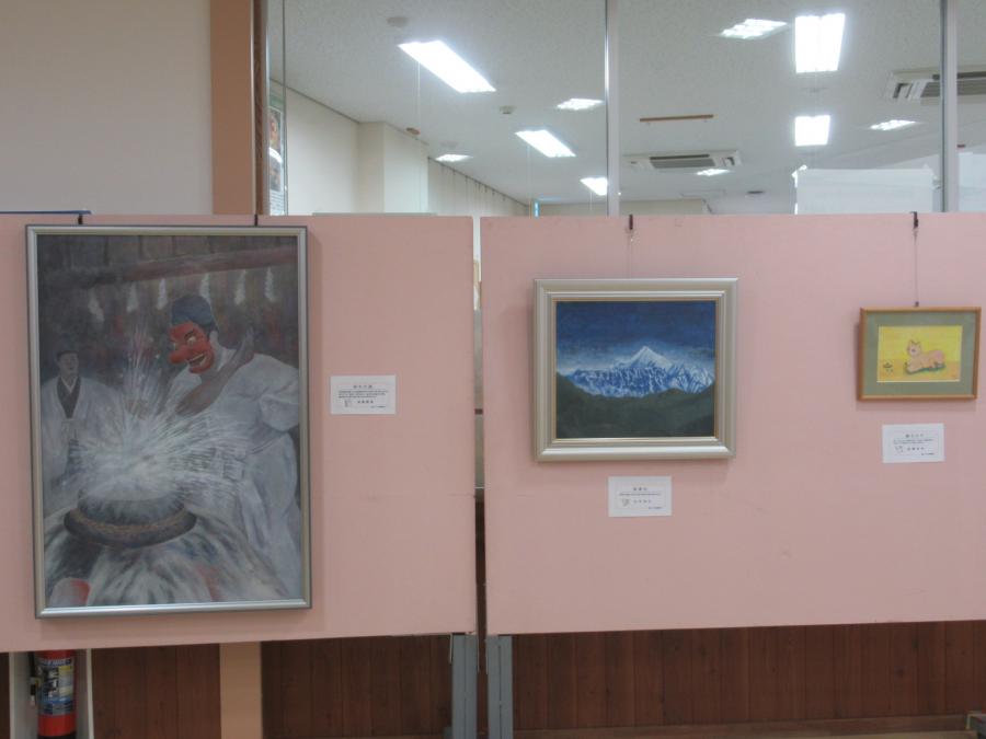 展示ボードに飾られた日本画の写真