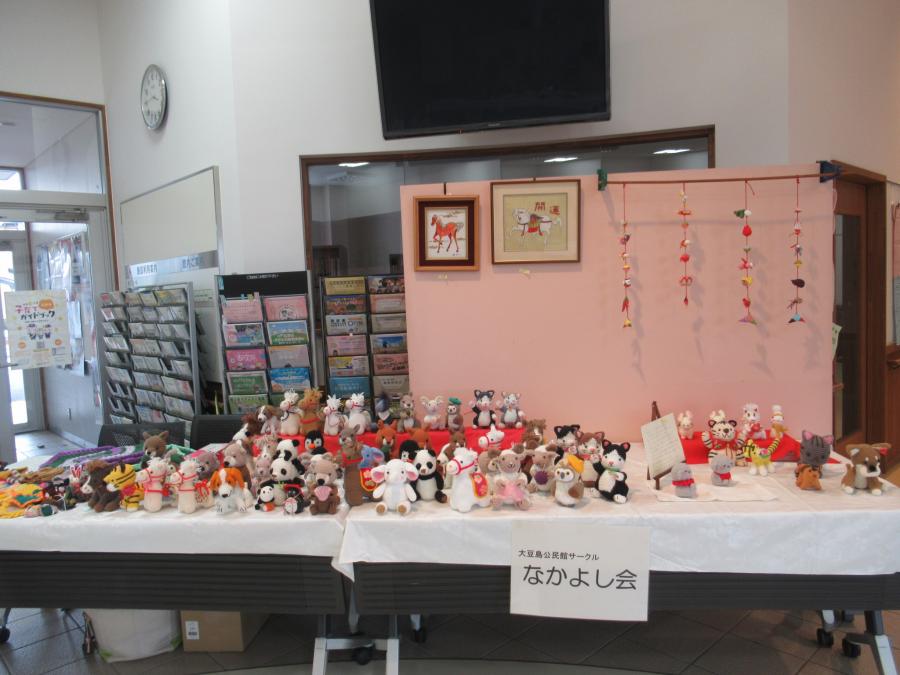 手作りの編みぐるみが多く飾られている写真