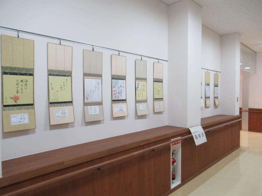 俳句の展示を色紙に書いて飾っている様子