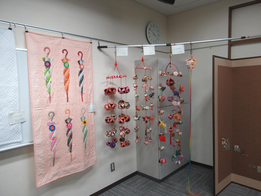 吊るし飾りなどを飾ってある様子