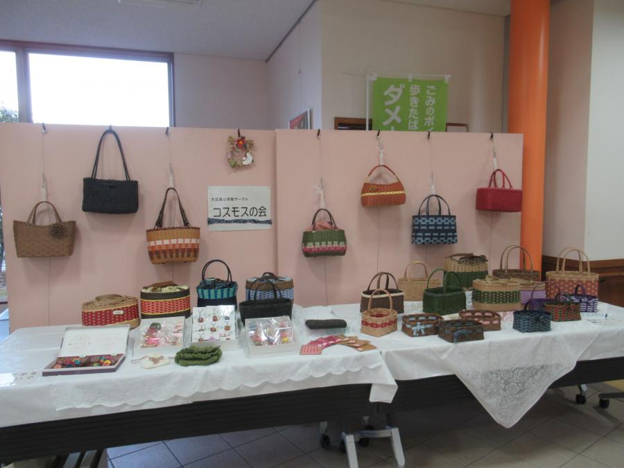 クラフトバンド手芸の展示風景