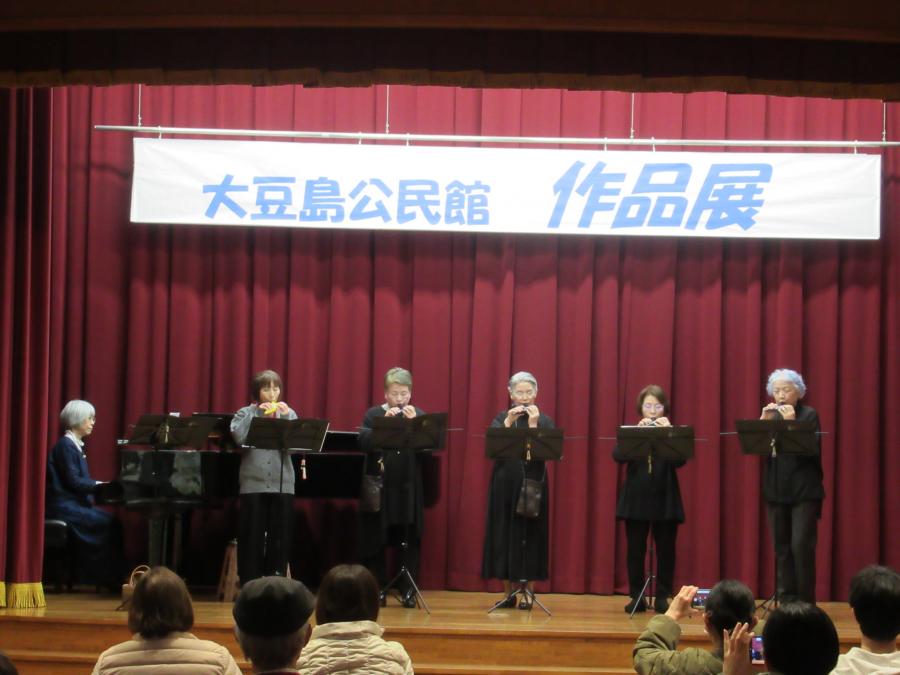 オカリナのグループの演奏風景