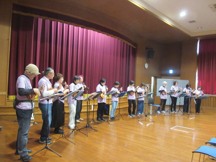 ウクレレの演奏風景