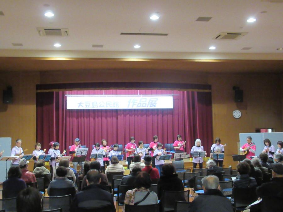 ウクレレサークルの2グループが一緒に演奏している様子