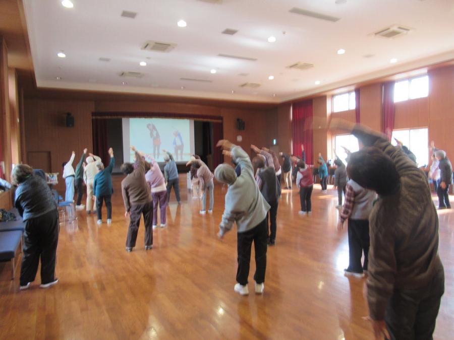 DVDを観ながら大豆島甚句体操をやっているところ