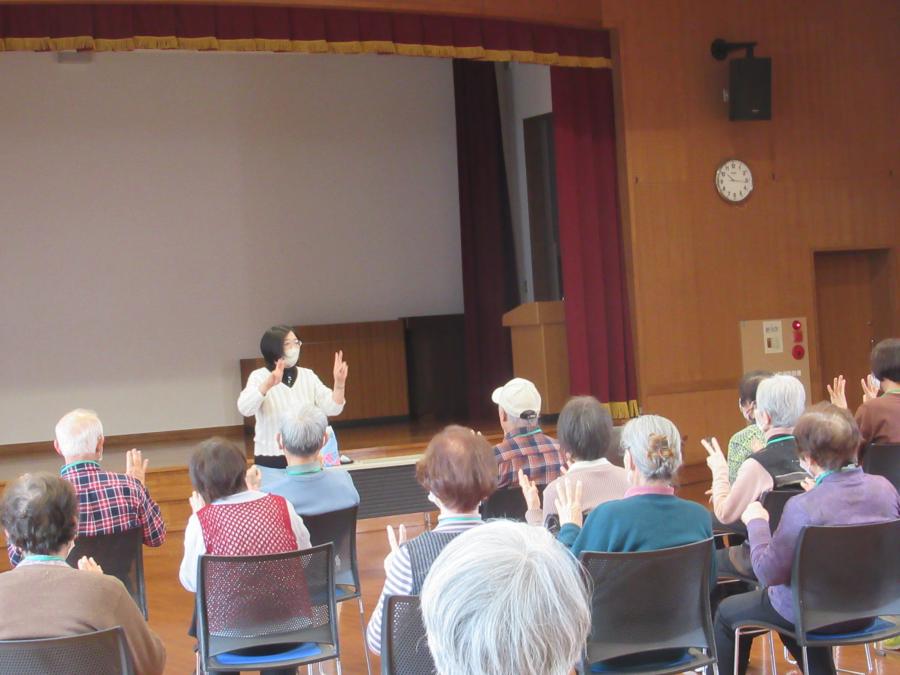 わらべ歌をしている会場の様子